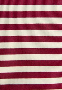 Ribots audums, kurā mainās bordo un krēmkrāsas horizontālās svītras, radot teksturētu vizuālo efektu ar skaidru krāsu kontrastu.