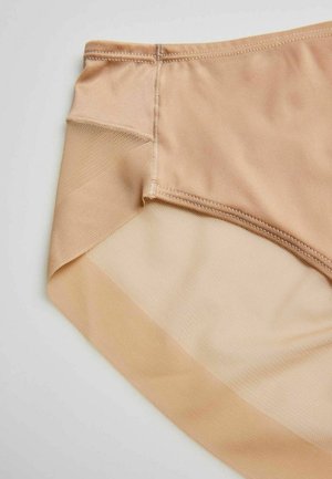 Bragas de talle alto en color beige, con un tejido suave y elástico y detalles de malla en los laterales. Las costuras son visibles a lo largo de las uniones.