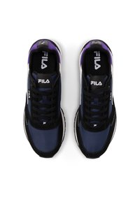 Sneakers neri e blu navy con accenti viola. Materiali in mesh e camoscio, punta tonda, sei occhielli, suola testurizzata e logo sulla linguetta.
