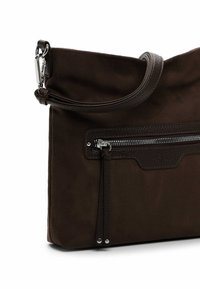 Bolso de hombro de ante marrón con acentos de cuero suave, bolsillo con cremallera y correa ajustable. Presenta una forma rectangular elegante y un branding sutil.
