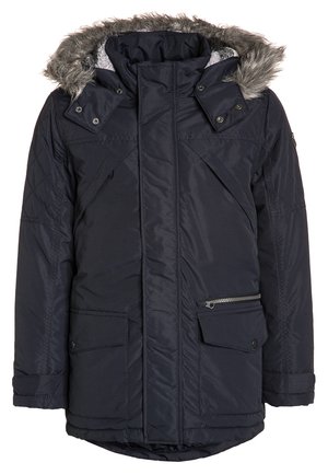 Manteau d'hiver isolé bleu marine avec capuche amovible en fausse fourrure, fermeture éclair frontale, poches à boutons pression et détails matelassés sur les manches.