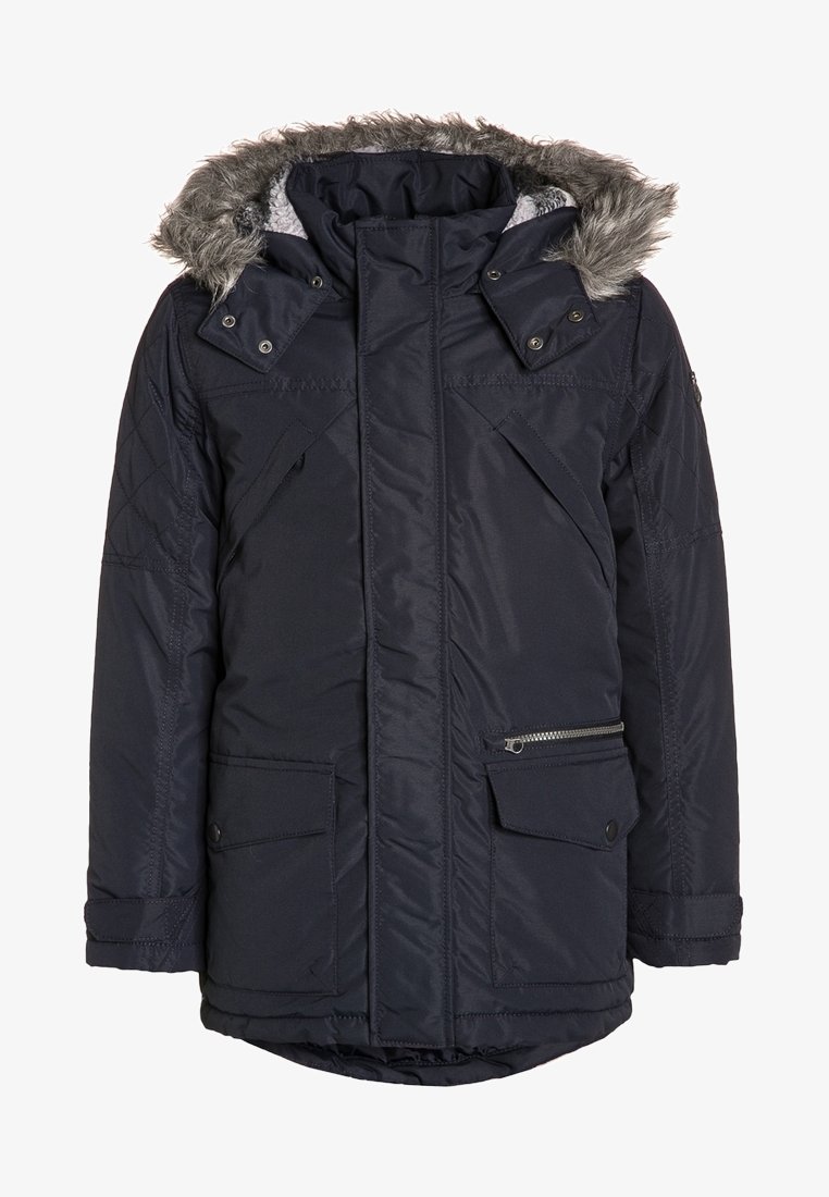 Manteau d'hiver isolé bleu marine avec capuche amovible en fausse fourrure, fermeture éclair frontale, poches à boutons pression et détails matelassés sur les manches.