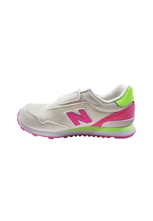 Sneaker bianco con tomaia in rete, accenti rosa e verde, e una fascia in velcro. Presenta una suola testurizzata con un design a punta arrotondata.