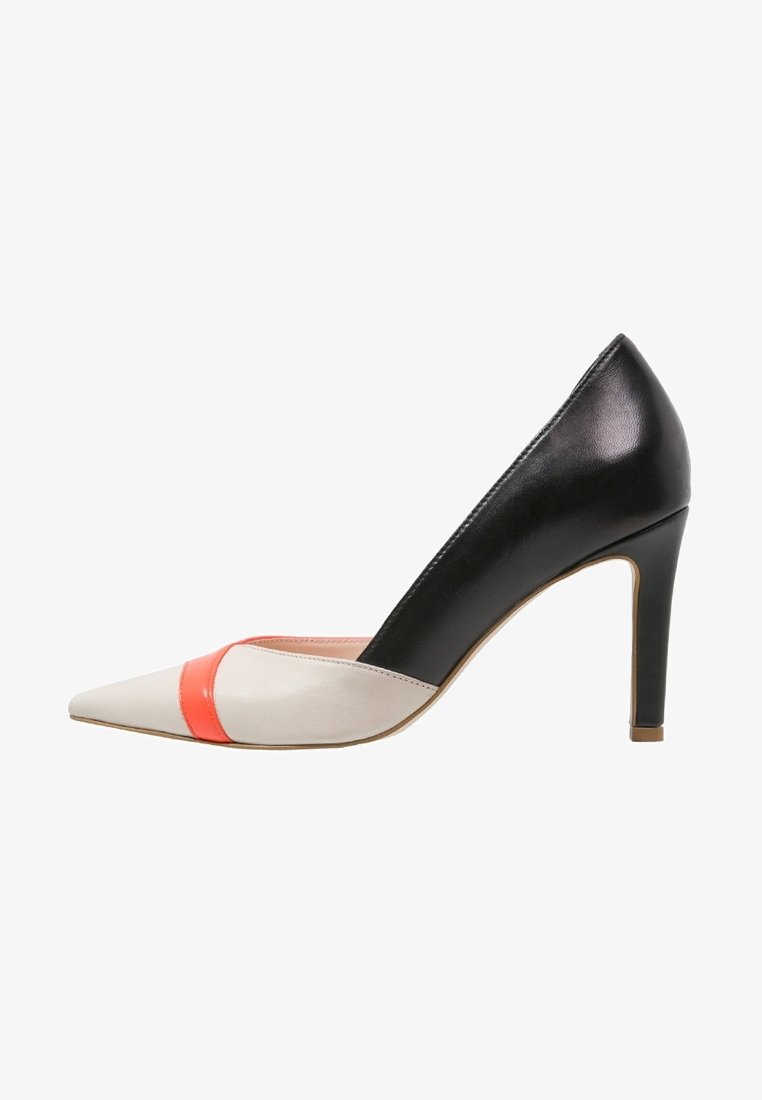 Chaussure à talon haut à bout pointu avec partie talon noire, avant beige et une bande orange étroite près de l’orteil.