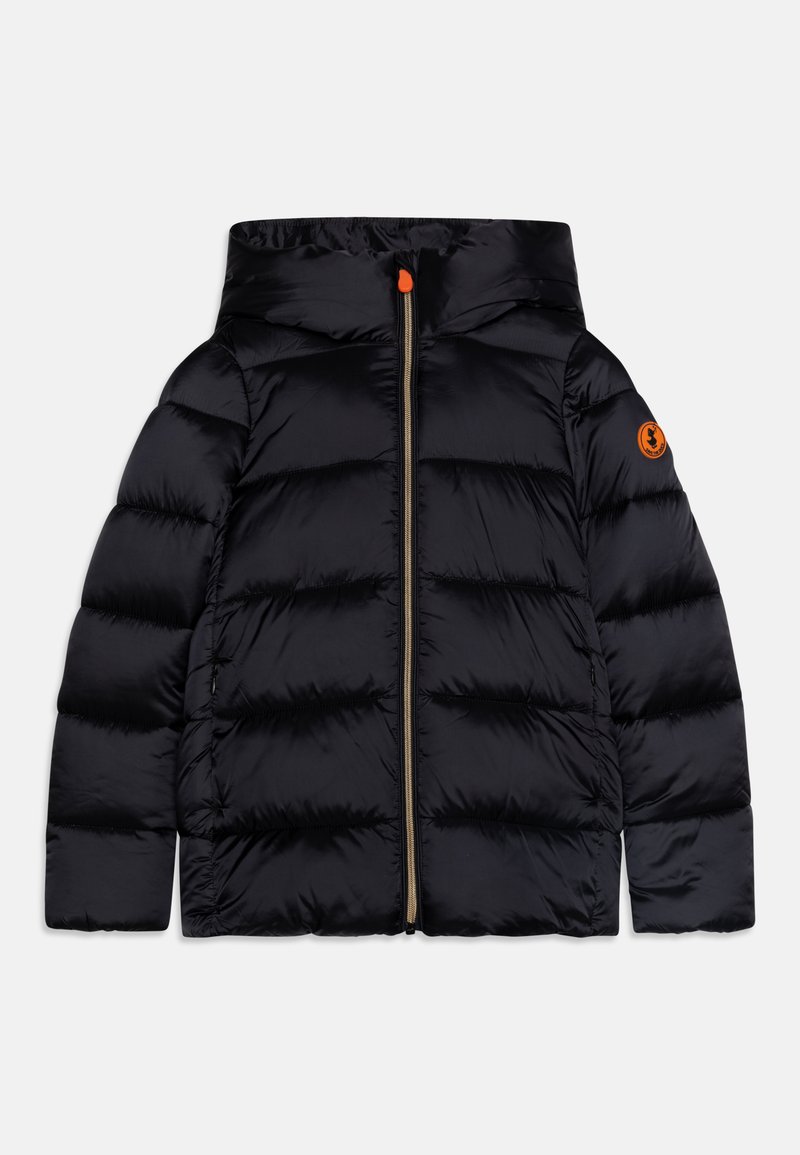 Giubbotto imbottito nero con cappuccio, dotato di una cerniera frontale, polsini elasticizzati e un'etichetta logo arancione sul manica sinistra. Finitura liscia e lucida.