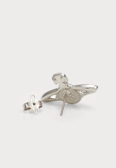 Pendientes de plata con un respaldo texturizado y un diseño frontal detallado. El conjunto incluye un anillo a juego con un cierre único.