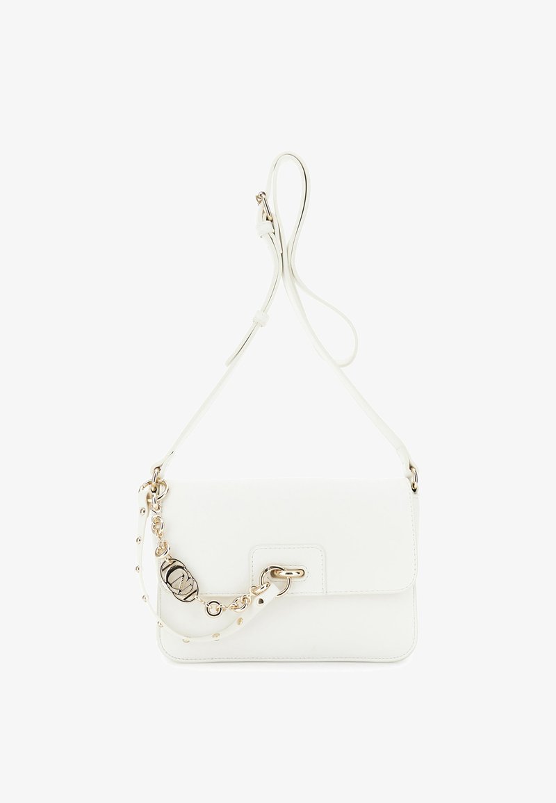 Witte leren crossbodytas met klep, gouden ketting en leren riem, en verstelbare lange schouderriem.