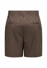 Brune shorts med elastisk talje og to horisontale baglommer, vist mod en hvid baggrund.