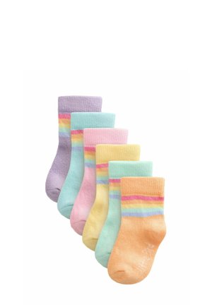 Sechs Paar bunte Babysocken in Pastellviolett, Blau, Rosa, Gelb, Grün und Orange, jeweils mit Regenbogenstreifen nahe dem Bündchen.