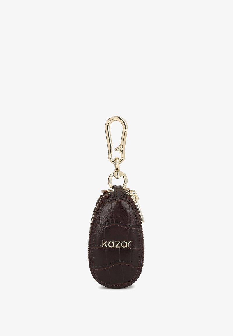 Hnedá kožená taštička na kľúče s krokodílou textúrou, zlato hardware a logo. Obsahuje zipsové uzatváranie a karabínku na pripevnenie.
