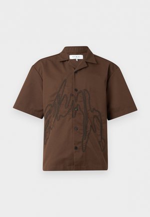 Hnedá krátky rukáv košeľa na zapínanie s čiernym abstraktným vyšivaným vzorom a špicatým golierom, zobrazená na jednoduchom pozadí.