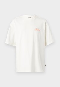 Hvit bomull t-skjorte med korte ermer, med en oransje logo på venstre bryst, og en rett kutt i kanten.