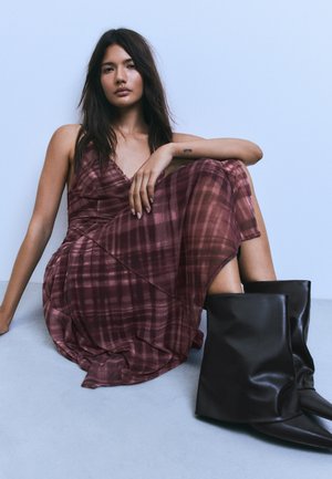 Bershka, FOLD-OVER HIGH-HEEL - ANKLE BOOTS - Členkové čižmy na vysokom opätku - black