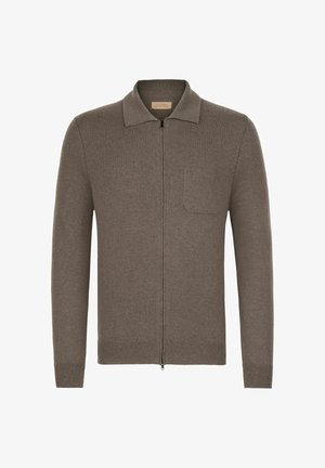 Brązowy kardigan na zamek, wykonany z miękkiej dzianiny. Posiada kołnierz, długie rękawy i kieszonkę na lewej piersi. Gładka tekstura i dopasowany krój.