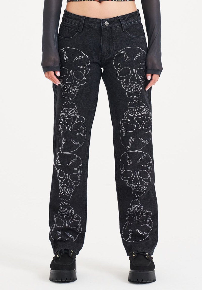 Pantalones de mezclilla negros con bordado blanco de calaveras a lo largo de las piernas, con un corte recto y diseño de cinco bolsillos.