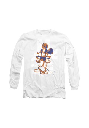 Weißes Langarmhemd mit einem stilisierten orange-blauen Mickey-Mouse-Motiv, das vorne Shorts und Schuhe trägt.