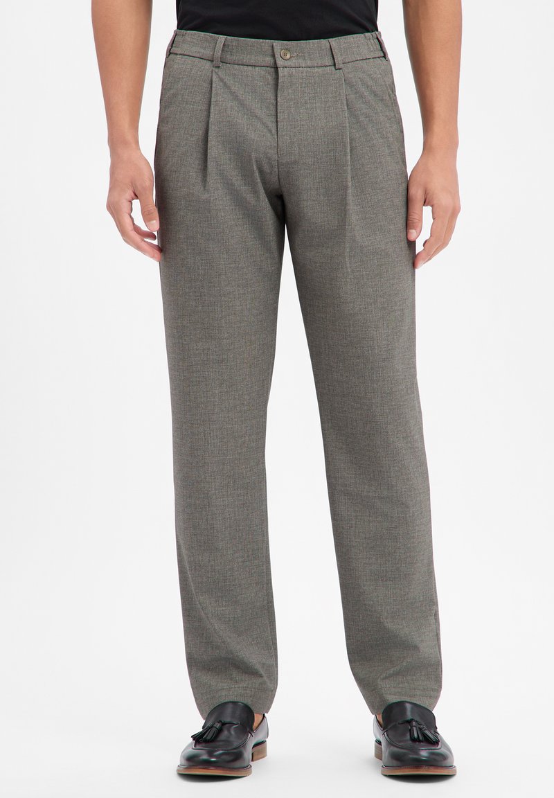 Graue, plissierte Hosen aus gewebtem Stoff, mit Knopfverschluss und Gürtelschlaufen. Sie sind mit einem geraden Bein und dezenter Textur gestaltet.