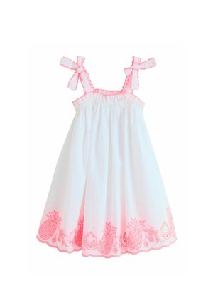 Biała sukienka bez rękawów z różowym wykończeniem, paskami na ramiona z kokardką i różowym haftem owoców wzdłuż falistego brzegu.