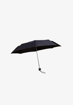 Zwarte paraplu met een rechte, zilveren metalen handgreep, vierkante punt en een zwart stoffen doek. Voorzien van een polsbandje en een eenvoudig ontwerp.