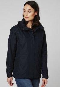 Marine waterdichte jas met een capuchon, een vo frontzipper en zijzakken. Beschikt over een lichtgewicht materiaal met een zachte textuur en verstelbare manchetten.