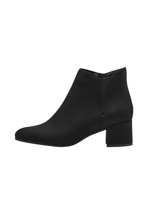 Schwarze Knöchelstiefel aus glattem synthetischem Material, mit spitzem Zehenbereich, elastischen seitlichen Einsätzen und Blockabsatz. Einfaches, minimalistisches Design.
