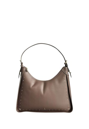 Borsa a spalla in pelle marrone con piccoli borchietti argentati lungo i bordi e una singola tracolla con dettagli della fibbia su sfondo bianco.