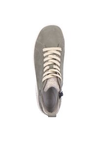 Baskets en daim kaki avec lacets crème, bout rond, doublure texturée, fermeture à glissière sur le côté et semelle en caoutchouc blanche.