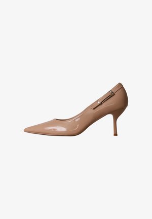 Escarpin beige en cuir verni à bout pointu avec talon stiletto bas et petite boucle décorative sur le côté.
