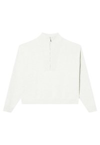 Witte gebreide pullover met een hoge kraag en een halve ritssluiting aan de voorkant. Heeft lange mouwen en een recht model. Gladde textuur, minimalistisch ontwerp.