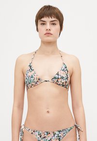 Kwiatowy bikini z trójkątnym topem i wiązanymi bokami, uszyte z lekkiego materiału w kolorze różowym, zielonym i czarnym, z intensywnym wzorem.