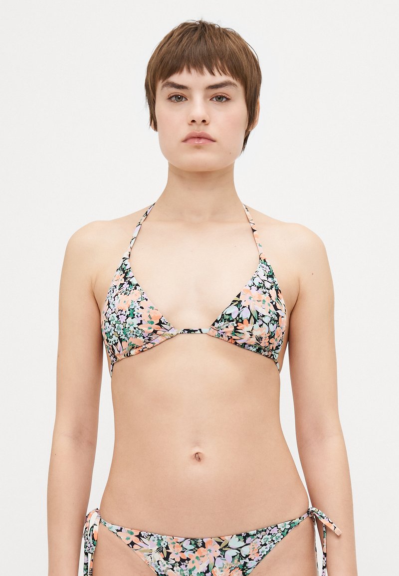 Kwiatowy bikini z trójkątnym topem i wiązanymi bokami, uszyte z lekkiego materiału w kolorze różowym, zielonym i czarnym, z intensywnym wzorem.