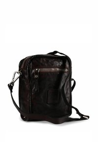 Borsa a tracolla in pelle marrone scuro con forma rettangolare, dotata di tasca frontale con cerniera, tracolla regolabile e dettaglio con logo impresso.