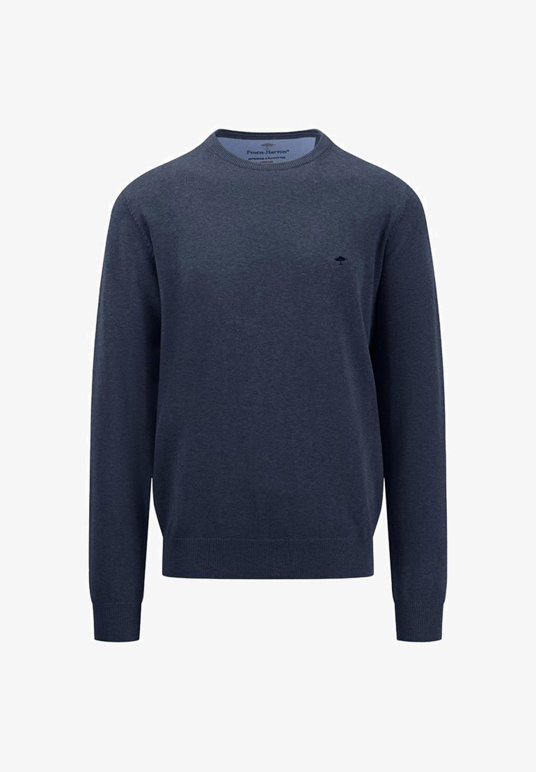 Granatowy sweter z okrągłym dekoltem, wykonany z miękkiego materiału, z długimi rękawami i małym logo na piersi. Żebrowane mankiety i dół.