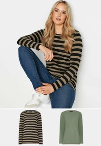 Långärmad randig topp i khaki och svart, matchad med blåjeans och vita sneakers. Två alternativa färger nedan: olivgrön och solid randig.