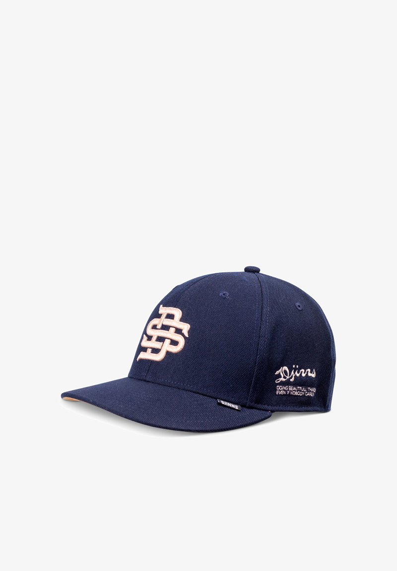 Casquette de baseball bleu marine avec logo "SS" brodé beige à l'avant et texte "Djinns Doing Beautiful Things" sur le côté.