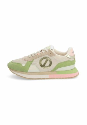 Baskets avec une tige en mesh et en daim beige et vert, dotées d'un logo métallique et d'une semelle texturée avec des accents roses et verts.