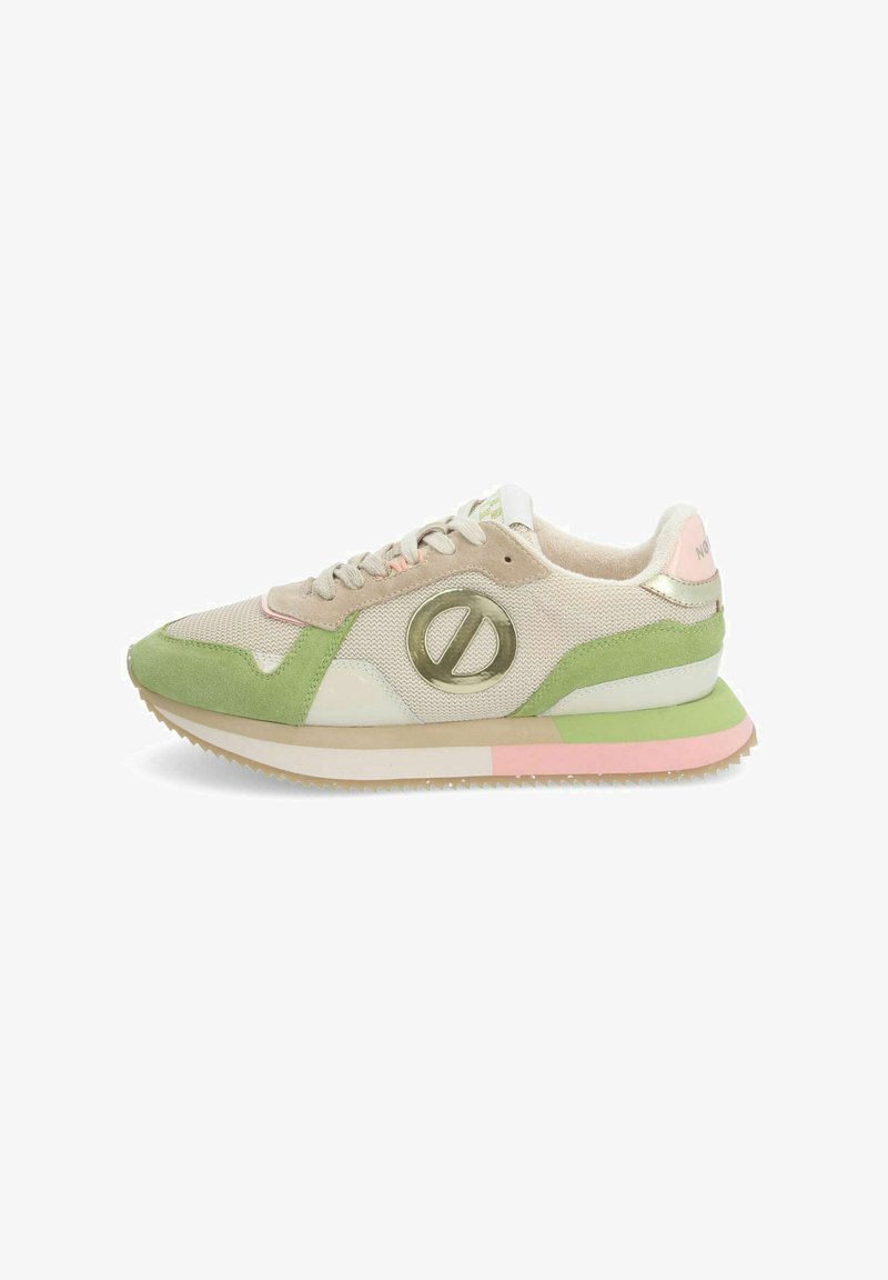 Sneaker mit einem Obermaterial aus Mesh und Wildleder in Beige und Grün, ausgestattet mit einem metallischen Logo und einer strukturierten Sohle mit rosa und grünen Akzenten.