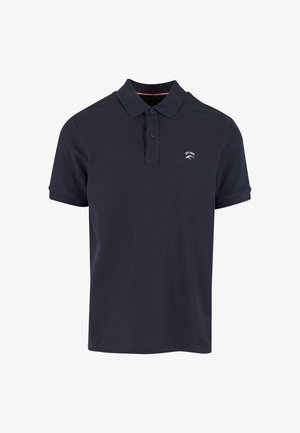 Mørkeblå polo skjorte med korte ærmer, to knapper og lille hvidt broderet logo på venstre bryst.