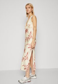 Abercrombie & Fitch BODICE SLIP - Robe longue - beige/red