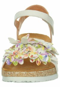 Weiße Sandale mit floralem Design, die mehrfarbige Blütenblätter, silberne Akzente, eine strukturierte Korksohle und einen Knöchelriemen für einen sicheren Halt bietet.