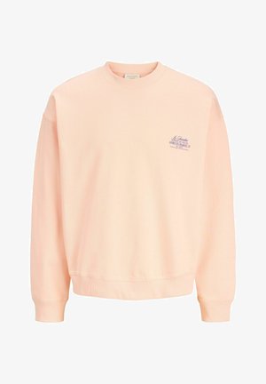 Lyse ferskenfarvet crewneck sweatshirt med ribbet manchetter og kant, med lille lilla tekst på venstre bryst, der lyder "Le Jardin Royale du Soleil."