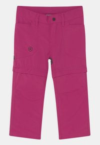 Pantalones de exterior rosa con un material duradero, cierre de botón y bolsillos laterales. Cuenta con detalles en negro en los costados y costuras reforzadas.