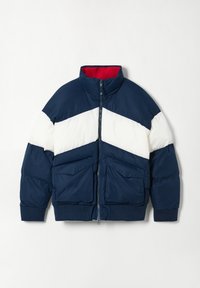 Puchowa kurtka z wysokim kołnierzem, niebieskim korpusem, białymi i granatowymi blokami kolorów oraz dwoma przednimi kieszeniami. Czerwony podszewka.