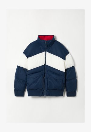 Giubbotto imbottito con colletto alto, corpo blu, design a blocchi di colore bianco e blu navy, e due tasche frontali. Fodera interna rossa.