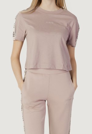 Lichtroze crop top met ronde halslijn, voorzien van een logoprint op de voorkant en patroonaccenten op de mouwen. Glad textuur van de stof.