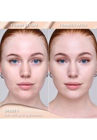 Voor-en-na vergelijking van een gezicht met een egale huid, met een lichte teint, blauwe ogen en subtiele make-up aan de rechterkant.