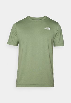 Olivengrøn kortærmet t-shirt lavet af blødt stof. Har en rund halsudskæring og et hvidt logo på venstre bryst. Glat tekstur hele vejen igennem.