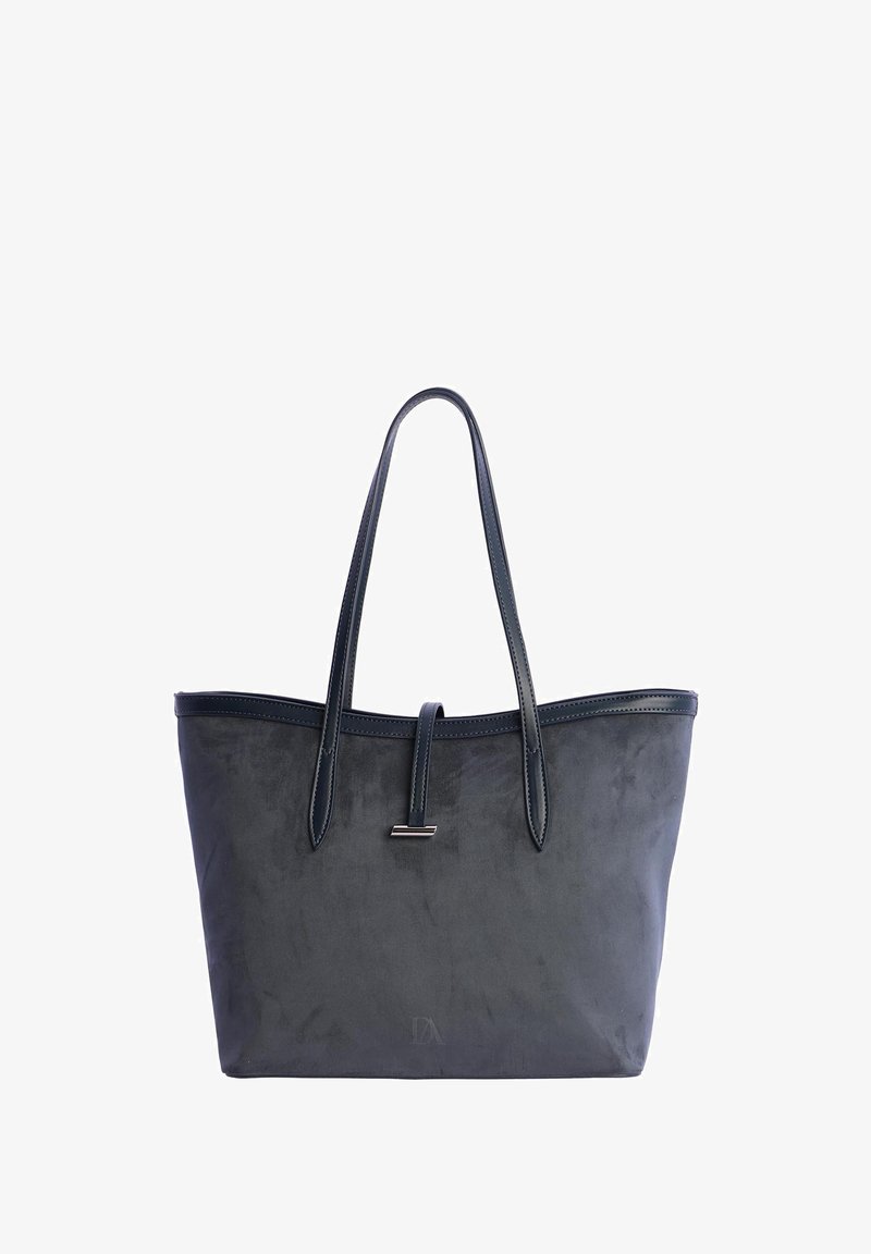 Bolsa tote de color gris oscuro con dos asas largas y un pequeño cierre de metal plateado en la parte frontal, fabricada en un material texturizado.