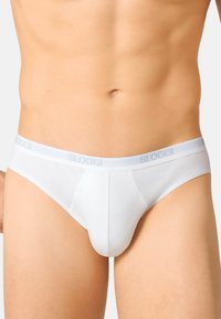 Weiße Baumwollslips mit einem weichen Bund, der den Markennamen "Sloggi" in hellblau zeigt. Glatte Textur und klassisches Design für Komfort.