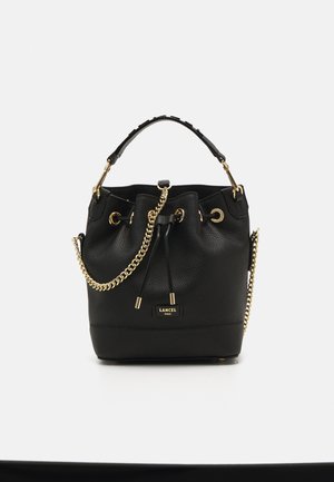 Sac seau en cuir noir avec chaîne et quincaillerie en ton doré. Présente une fermeture à cordon et une plaque de marque à l'avant. Fini texturé.